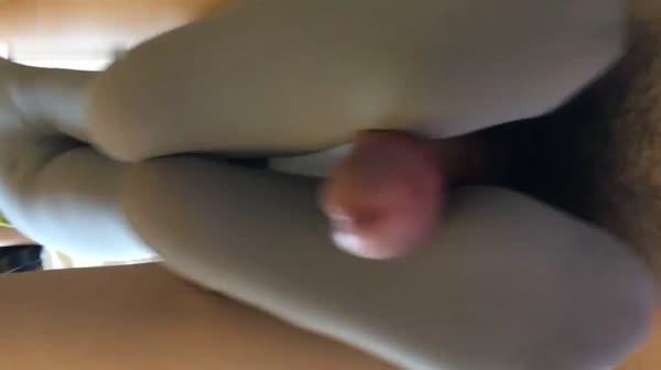 腿型很好看的城市职业学校小美眉穿着灰丝来一套丝足服务 大JB蹭着丝袜翘臀好舒服 丝足爱好者撸管好片B